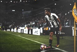 九游官网下载电脑版-_无人机携手足球：未来场景新体验_，无人机足球天上的前锋